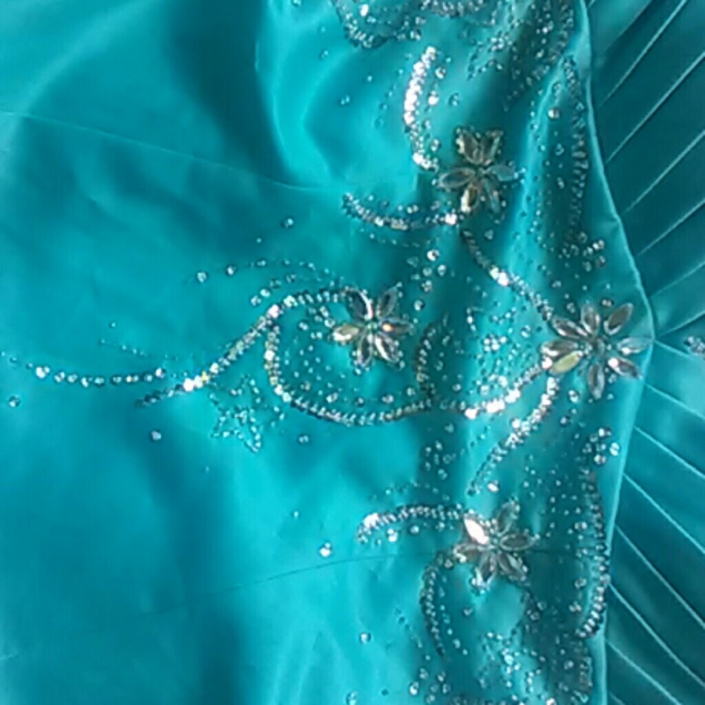 Dress - Picture 7 of 7